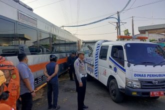 Kereta Api (KA) no 96 Harina Relasi Bandung-Semarang-Surabaya tertemper truk pengangkut kedelai di perlintasan terjaga Kaligawe, Semarang, antara Petak Jalan Semarang Tawang-Alastua, Jawa Tengah pada Kamis (8/5/2025). (Dok. KAI Daop 4 Semarang)