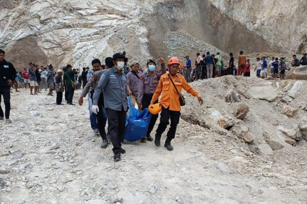 Tim SAR Gabungan mengevakuasi korban longsor tambang Galian C Gunung Kuda, Cirebon.
