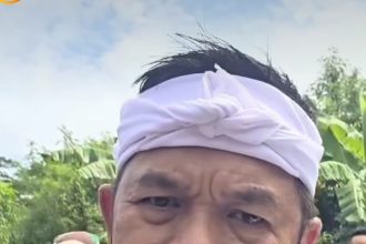 Gubernur Jawa Barat saat mengunjungi keluarga korban Ledakan Amunisi Garut