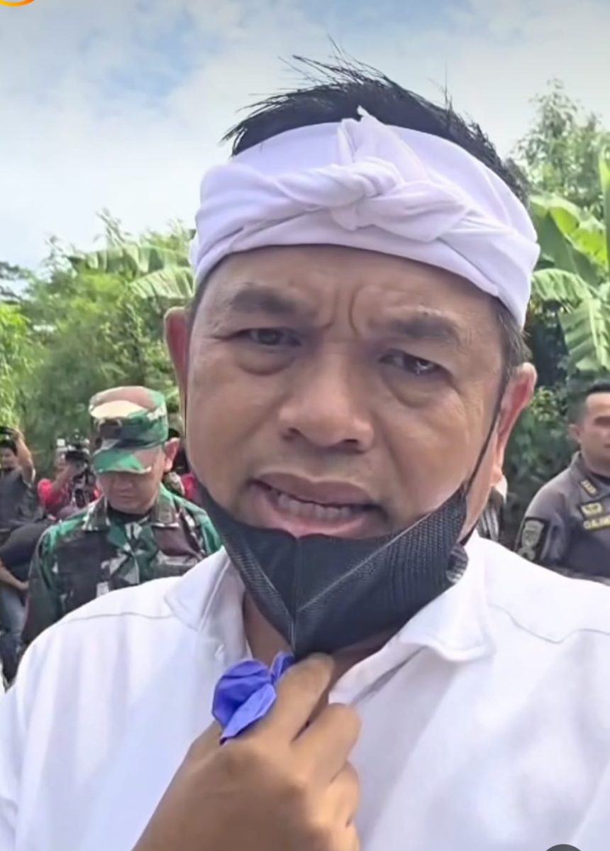 Gubernur Jawa Barat saat mengunjungi keluarga korban Ledakan Amunisi Garut
