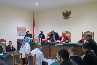 Dua Terdakwa Taufik Eko Nugroho (eks Kaprodi PPDS Anastesi Undip) dan Staf Admin PPDS Sri Maryani (berbaju putih) saat menjalani sidang perdana pembacaan dakwaan di Pengadilan Negeri Semarang, Senin (26/5/2025). Foto Bay