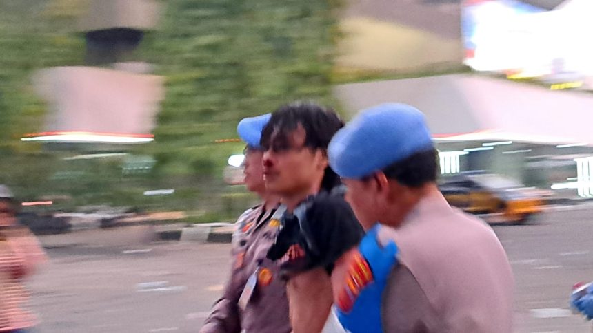 Peserta aksi massa peringatan Hari Buruh Internasional (May Day) di Semarang ditangkap polisi dalam kondisi terluka dan hidung patah, Kamis (1/5/2025). (bai)