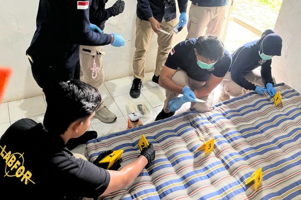 Polisi melakukan olah TKP di kasus predator seksual amak di Jepara. (Dok Polda Jateng)