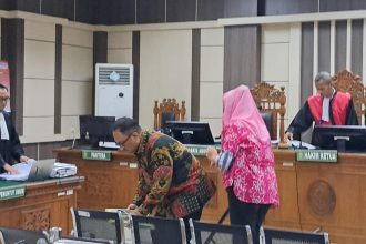 Mbak Ita (kerudung pink) dan suaminya, Alwin Basri beranjak usai mengikuti sidang korupsinya di Pengadilan Tipikor Semarang.