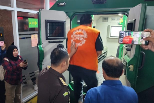 Tersangka IZ digelandang dari kantor kejaksaan menuju tahanan sementara di Semarang.