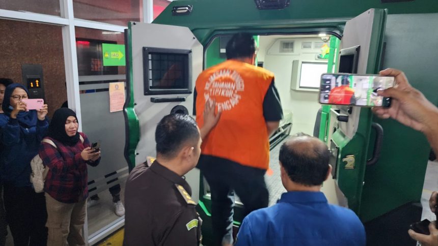 Tersangka IZ digelandang dari kantor kejaksaan menuju tahanan sementara di Semarang.