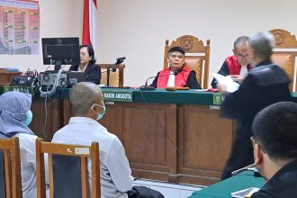 Terdakwa Taufik dan Sri Maryani (berbaju putih) menjalani sidang dakwaan di Pengadilan Tipikor Semarang, Senin (26/5/2025).