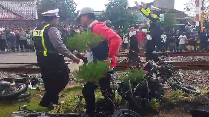 Petugas saat mengevakuasi korban dan kendaraan pasca kecelakaan maut di Jalur Perlintasan Langsung Kereta Api di wilayah Desa/ Kecamatan Barat, Kabupaten Magetan, Senin (19/5/2025) siang.