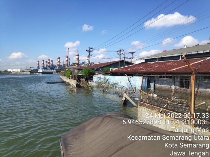 Kondisi tanggul laut di Pos 1 Pelabuhan Tanjung Emas Semarang yang jebol.