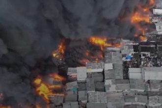 Ratusan rumah yang dihuni ribuan orang di Kapuk Muara, Kecamatan Penjaringan, Jakarta Utara, terbakar Jumat (6/6/2025). (X @Never)