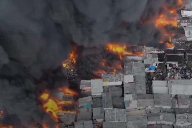 Ratusan rumah yang dihuni ribuan orang di Kapuk Muara, Kecamatan Penjaringan, Jakarta Utara, terbakar Jumat (6/6/2025). (X @Never)