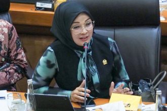 Anggota Komisi VII DPR RI Erna Sari Dewi mengecam kinerja pemerintah yang lambat dalam menangani persoalan terisolasinya 4ribu warga masyarakat Enggano Bengkulu Sumatera.