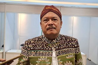 Asisten Ekonomi dan Pembangunan Sekda Jateng, Sujarwanto Dwiatmoko menjelaskan tentang capaian bauran energi di Jateng, Kamis (26/6/2025). Foto: bae