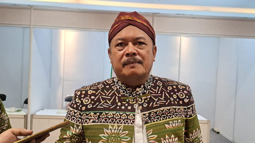 Asisten Ekonomi dan Pembangunan Sekda Jateng, Sujarwanto Dwiatmoko menjelaskan tentang capaian bauran energi di Jateng, Kamis (26/6/2025). Foto: bae