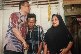 Dasuki tak menyangka rumah jeleknya disambangi Gubernur Jateng Ahmad Luthfi. Tak cukup itu, Luthfi membawa membawa berkah karena akan merehab rumahnya yang dinilai tidak layak huni. Foto: Dok.HumasJateng