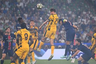 Pemain Inter Milan (kuning) berebut bola dengan para pemain PSG dalam partai final Liga Champions di Munich Football Arena, Sabtu (31/5/2025) malam waktu setempat atau Minggu dini hari Waktu Indonesia Barat (WIB). (X Inter Milan)