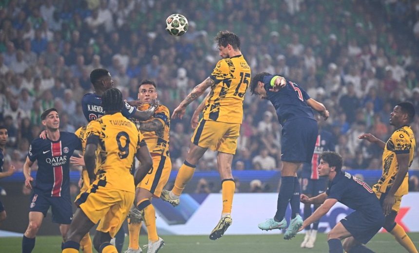 Pemain Inter Milan (kuning) berebut bola dengan para pemain PSG dalam partai final Liga Champions di Munich Football Arena, Sabtu (31/5/2025) malam waktu setempat atau Minggu dini hari Waktu Indonesia Barat (WIB). (X Inter Milan)