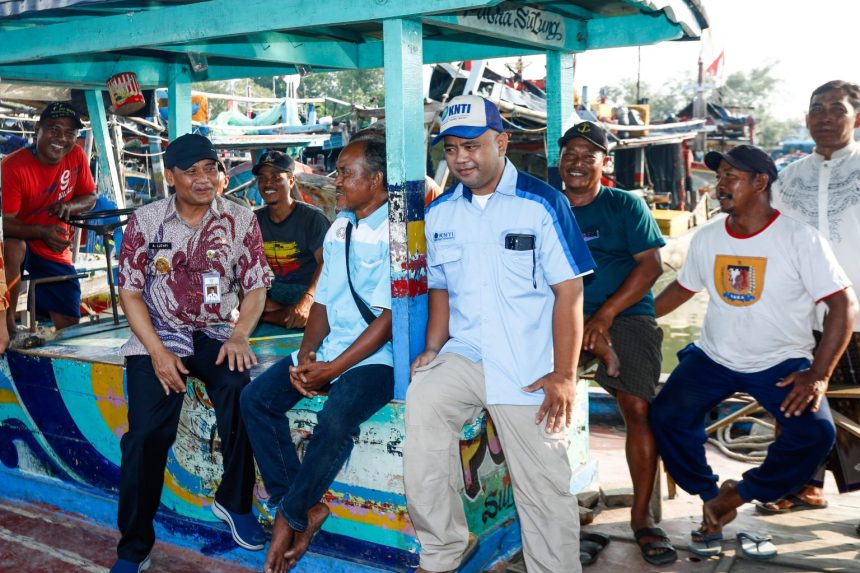 Gubernur Jateng Ahmad Luthfi berbincang santai dengan warga nelayan yang biasa menyandarkan kapalnya di PPP Asemdoyong Pemalang