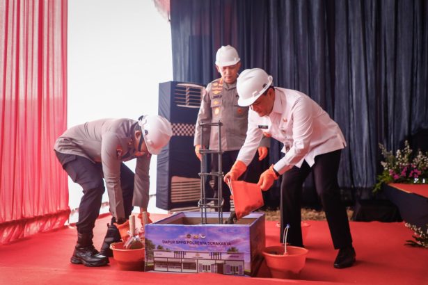 Kapolri Jenderal Listyo Sigit Prabowo menyaksikan pelaksanaan gorundbreaking SPPG di Mapolresta Surakarta