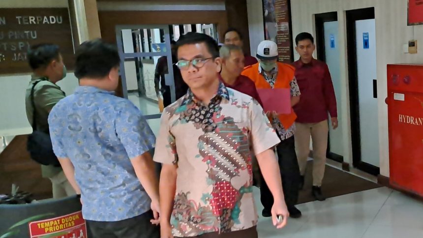 Kasi Penyidikan Pidana Khusus Kejati Jateng, Leo Jimmy Agustinus (depan) memimpin penahanan tersangka kasus korupsi Plasa Klaten. foto: bae