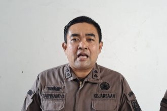 Kasie Tindak Pidana Umum Kajari Kota Semarang Sarwanto saat memberikan keterangan pers terkait dugaan layanan prostitusi terselubung di Mansion Karaoke Semarang. Foto: Bae