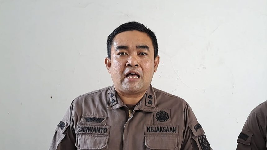 Kasie Tindak Pidana Umum Kajari Kota Semarang Sarwanto saat memberikan keterangan pers terkait dugaan layanan prostitusi terselubung di Mansion Karaoke Semarang. Foto: Bae