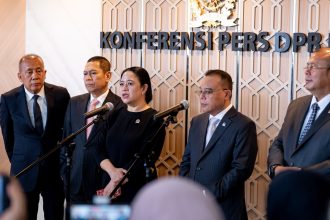 Ketua DPR RI Puan Maharani bersama pimpinan dewan lainnya memberi keterangan pers seusai Sidang Paripurna DPR RI Masa Persidangan IV Tahun Sidang 2024-2025 di Kompleks Parlemen Senayan Jakarta.