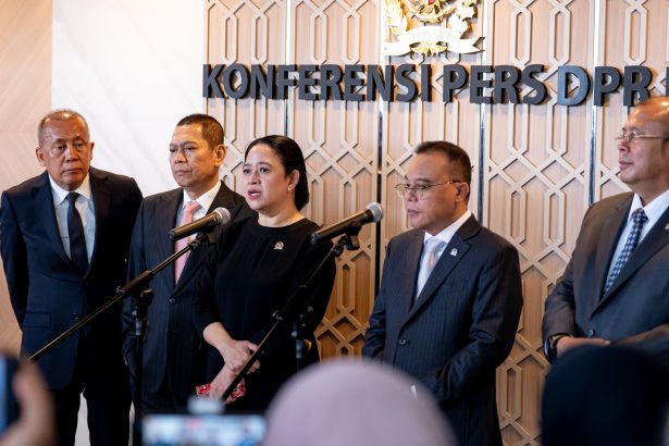 Ketua DPR RI Puan Maharani bersama pimpinan dewan lainnya memberi keterangan pers seusai Sidang Paripurna DPR RI Masa Persidangan IV Tahun Sidang 2024-2025 di Kompleks Parlemen Senayan Jakarta.