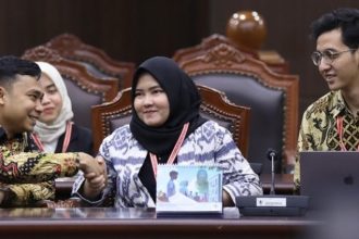 Ketua Yayasan Perludem Khoirunnisa Nur Agustyati bersalaman dengan para kuasa hukum setelah MK membacakan Putusan Nomor 135/PUU-XXII/2024 pada 26 Juni 2025