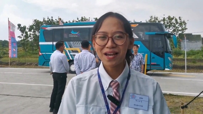 Mahatmi Rismartanti (26), lulusan Sastra Jepang asal Malang, Jawa Timur, yang menjadi satu di antara 10 pengemudi profesional yang akan dikirimkan ke Jepang.