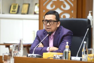 Putusan MK yang dicicil-cicil, mendorong pada akhirnya berkonsekuensi dengan pembahasan UU yang bermetodologi omnibus law.