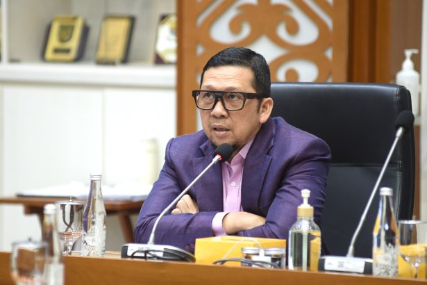 Putusan MK yang dicicil-cicil, mendorong pada akhirnya berkonsekuensi dengan pembahasan UU yang bermetodologi omnibus law.