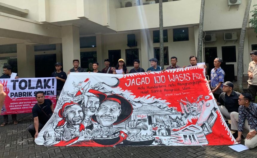 Warga Wonogori membentangkan spanduk di depan kantor DLHK Jateng, spanduk berisi kritik pendirian pabrik semen. (dokumentasi warga)