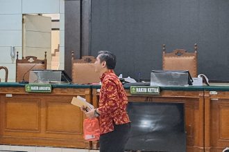 Ketua Tim Pemeriksa Kasus PPDS Undip dari Inspektorat Kemenkes, Pamor Nainggolan berdiri usai bersaksi di sidang PN Semarang, Rabu (4/6/2025). (bai)