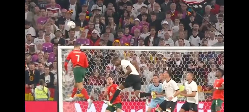 Cristiano Ronaldo menyundul bola ke arah gawang Jerman dalam pertandingan UEFA Nation's Leaguge di Allianz Arena, Munich, Jerman, Kamis 5/6/2025