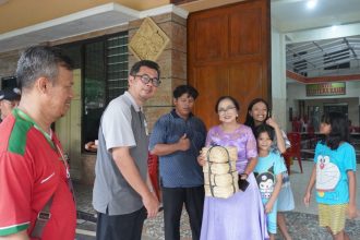 Anak-anak panti asuhan Griya Bahtera kasih milik yayasan Nasrani menyambut gembira pemberian daging kurban dari Masjid At-Taqwa Ngaliyan. Paket kurban diterima langsung Ibu Ipung sebagai pengasuhnya.