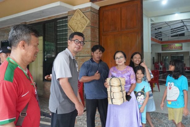 Anak-anak panti asuhan Griya Bahtera kasih milik yayasan Nasrani menyambut gembira pemberian daging kurban dari Masjid At-Taqwa Ngaliyan. Paket kurban diterima langsung Ibu Ipung sebagai pengasuhnya.