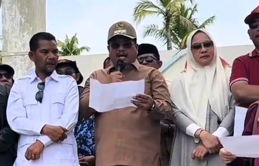 Bupati Aceh Singkil Safriadi Oyon deklarasi pertahankan empat pulau yang direbut Sumut sampai titik darah penghabisan.