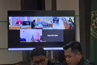 Terdakwa Rachmat Utama Djangkar (kepala pelontos di layar monitor) terlihat tertuntuk menyeka air mata saat membaca nota pembelaan sidang yang berpusat di Pengadilan Tipikor Semarang, Rabu (11/6/2025). (bai)