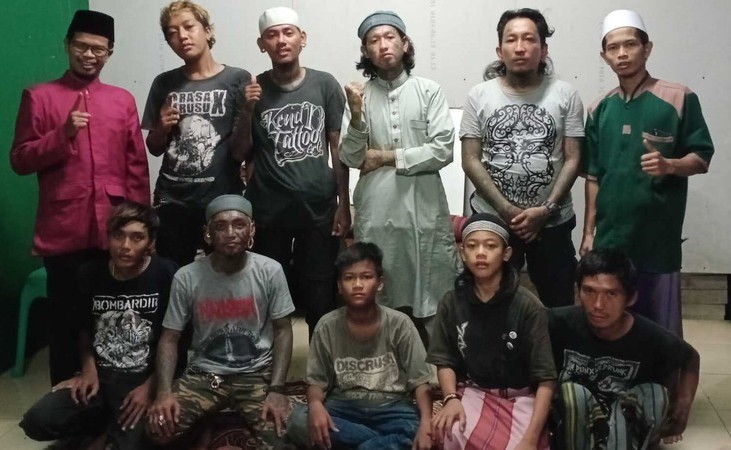 Penyuluh Agama Islam Ustaz Suhanda (berdiri kiri) bersama anak-anak punk binaannya di Rumah Hijrah, di Jatisampurna, Kota Bekasi.