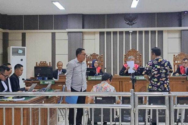 Eks Kabag Pengadaan Barang dan Jasa, Junaidi (berdiri kiri) dan dua saksi lain bersaksi di sidang korupsi Mbak Ita dan Alwin di Pengadilan Tipikor Semarang, Senin (16/6/2025). (bai)