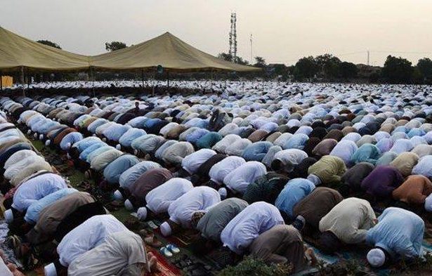Ilustrasi umat Islam melaksanakan salat berjemaah.
