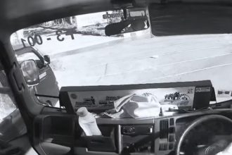Tangkapan layar kecelakaan Feeder Trans Semarang tabrak pejalan kaki hingga tewas di Bundaran Klipang.