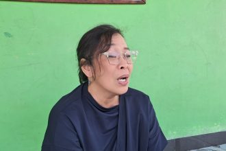 Pemerhati lingkungan pesisir dari Universitas Katholik Sugijopranoto (Unika) Semarang Hotmauli Sidabalok, saat menjelaskan masalah lingkungan yang terjadi di pesisir Semarang-Demak, Sabtu (19/7/2025). Foto: BAE