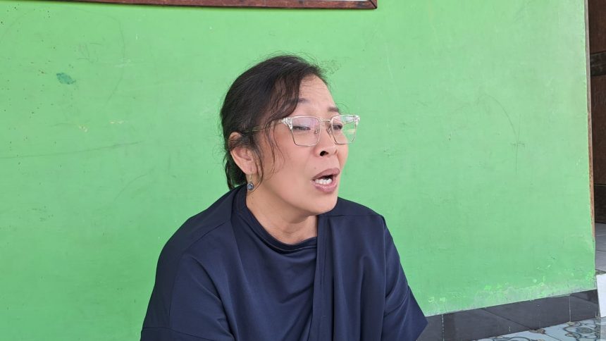 Pemerhati lingkungan pesisir dari Universitas Katholik Sugijopranoto (Unika) Semarang Hotmauli Sidabalok, saat menjelaskan masalah lingkungan yang terjadi di pesisir Semarang-Demak, Sabtu (19/7/2025). Foto: BAE