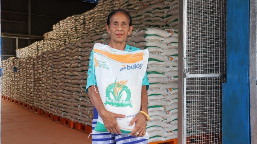 Foto ilustrasi seorang warga mengangkat sekarung beras di gudang Bulog. Awas! Beras yang anda konsumsi beras oplosan yang dikata preimum ternyata kwalitasnya tidak sama. Jangan heran jika dimasak mudah basi dan tidak tahan lama.