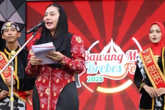 Bupati Brebes Paramitha Widya Kusuma bangga karena bawang merah Brebes tembus pasar internasional dengan ekspor perdana akhir Juni 2025 sebanyak 11ribu 800 ton ke Singapura Thailand dan Vietnam