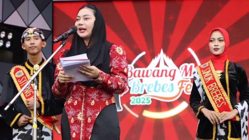 Bupati Brebes Paramitha Widya Kusuma bangga karena bawang merah Brebes tembus pasar internasional dengan ekspor perdana akhir Juni 2025 sebanyak 11ribu 800 ton ke Singapura Thailand dan Vietnam