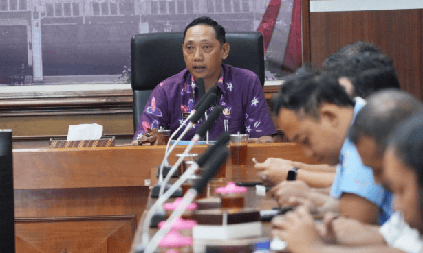 Kepala Dinas Komunikasi dan Informasi Setda Klaten membuka acara sosialisasi pelayanan informasi publik yang bagi pegawai Pemda Klaten yang menangani informasi publik pemda. Foto: dok
