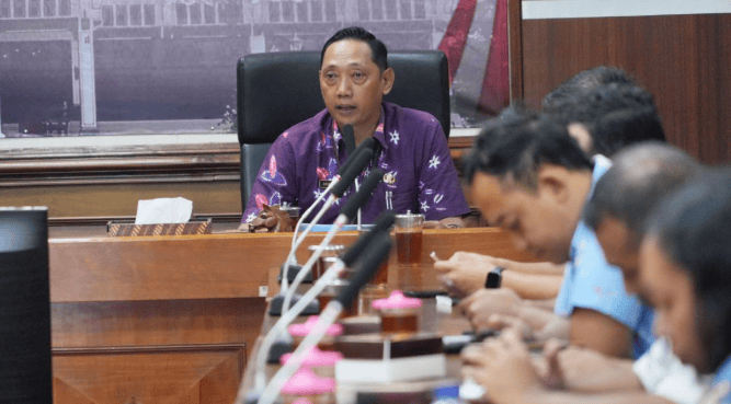 Kepala Dinas Komunikasi dan Informasi Setda Klaten membuka acara sosialisasi pelayanan informasi publik yang bagi pegawai Pemda Klaten yang menangani informasi publik pemda. Foto: dok